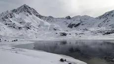 Il lago Bianco innevato in una foto di inizio novembre - Foto Facebook Salviamo il Lago Bianco