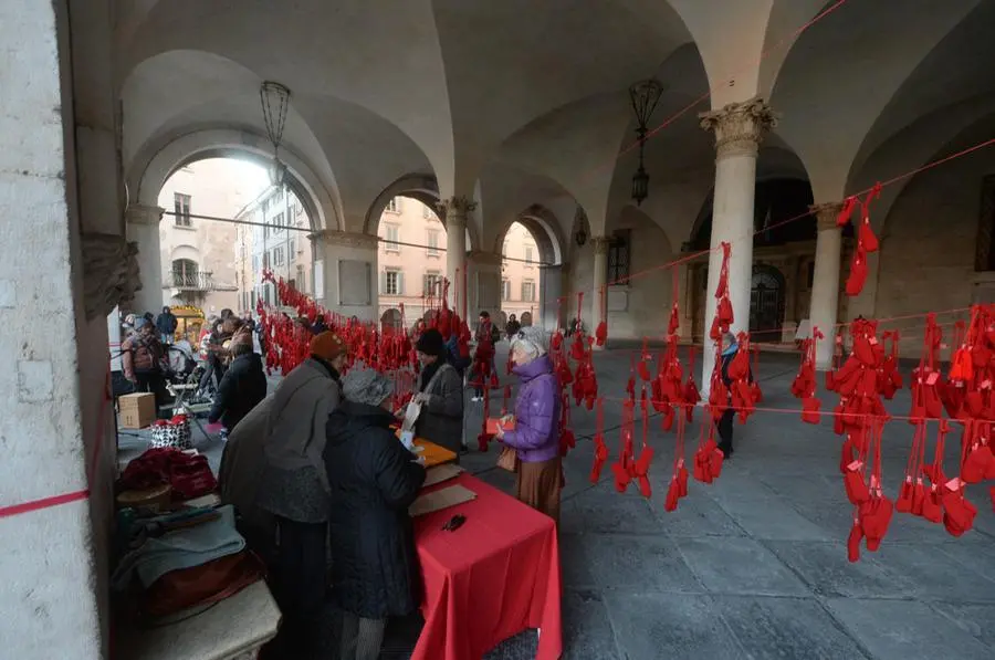 25 novembre, l'installazione con le scarpette rosse in Loggia