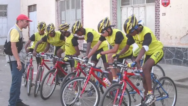 Squadra pronta al via: di fronte agli atleti il bresciano Camplani, docente e allenatore - © www.giornaledibrescia.it