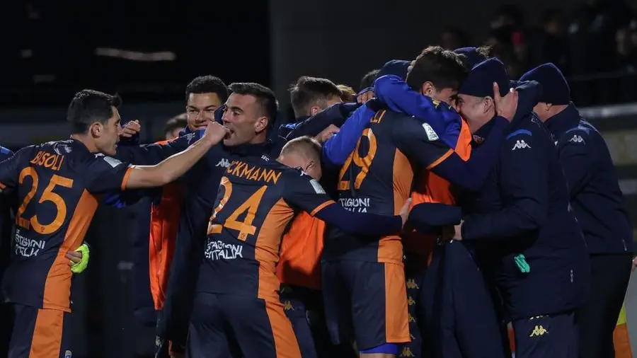 L'abbraccio di squadra dopo il gol di Borrelli - Foto New Reporter Nicoli © www.giornaledibrescia.it