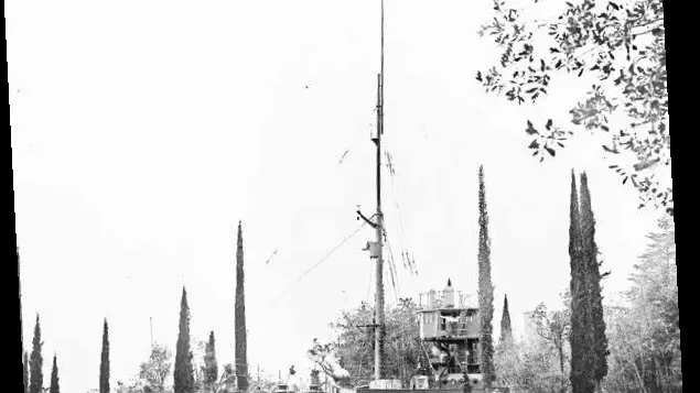 La prua della nave «Puglia», donata a D’Annunzio dalla Marina Militare nel 1923 e qui montata nel 1925 - Archivio Fondazione Negri