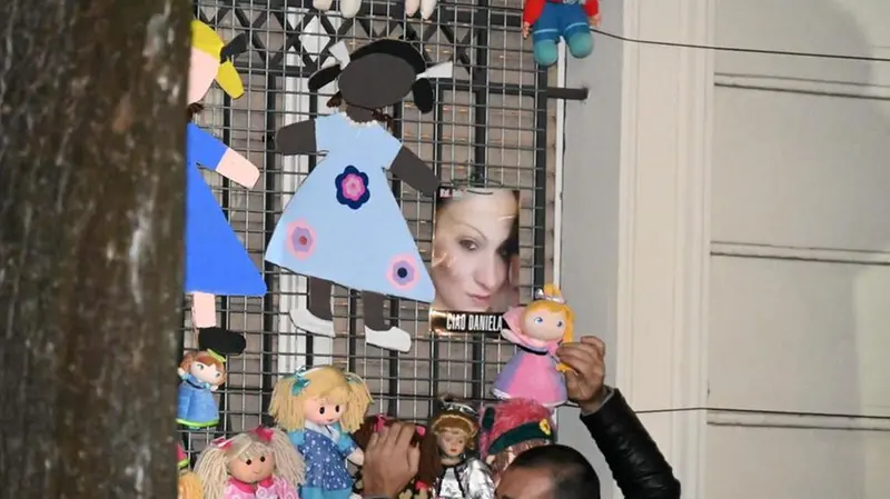 Il Muro delle Bambole in piazza Garibaldi - Foto Gabriele Strada /Neg © www.giornaledibrescia.it