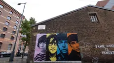 Un murale dedicato ai Beatles a Liverpool - Foto Ansa/Epa/Adam Vaughan © www.giornaledibrescia.it