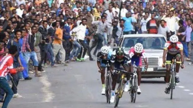 Il ciclismo è seguitissimo in Eritrea: folla durante una gara - © www.giornaledibrescia.it
