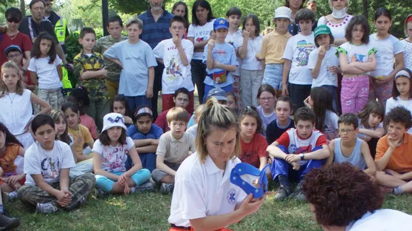 Un'esercitazione di volontari davanti ai ragazzi di una scuola - Foto Massadi/Eden © www.giornaledibrescia.it