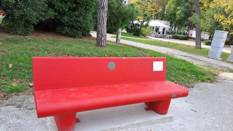 Una panchina rossa, simbolo della lotta contro la violenza sulle donne - Foto Ansa © www.giornaledibrescia.it