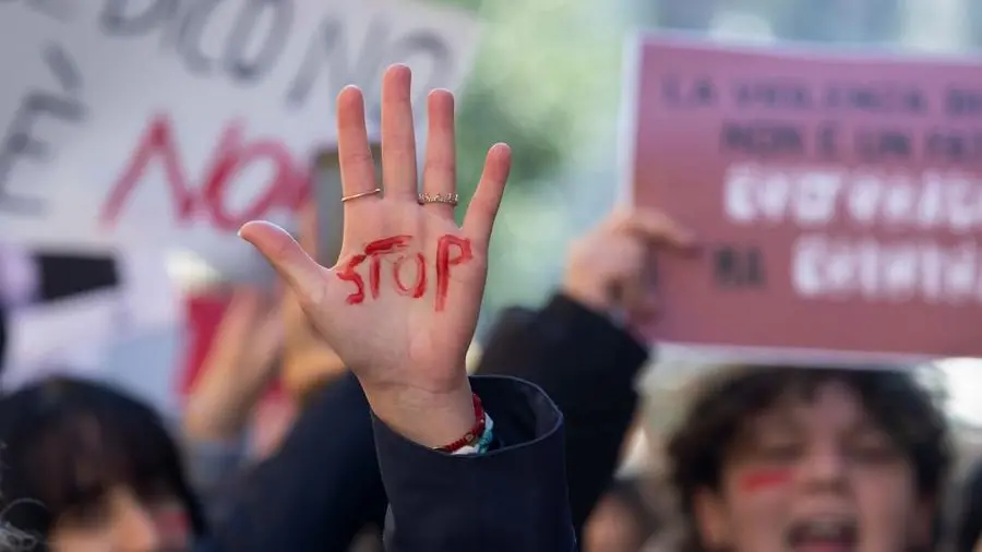 Donne manifestano contro la violenza di genere - Foto Ansa/Fabrizio Zani © www.giornaledibrescia.it