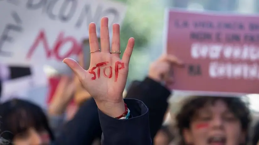 Donne manifestano contro la violenza di genere - Foto Ansa/Fabrizio Zani © www.giornaledibrescia.it