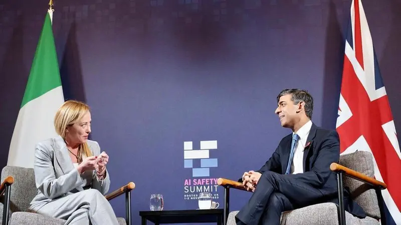 Meloni con un tailleur «D. Exterior»