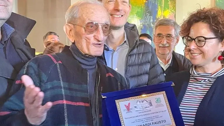 Il riconoscimento a Fausto Cominardi, 90 anni, che per una vita ha lavorato alla stazione