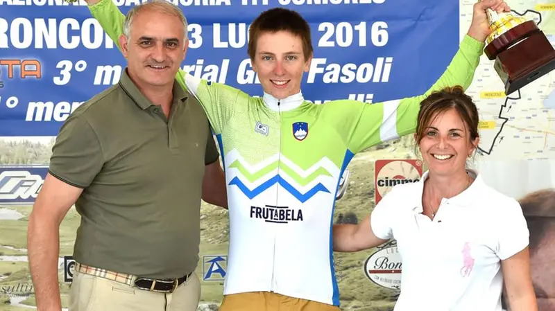 Un giovanissimo Tadej Pogacar  sul podio della Montichiari-Roncone nel 2006 - © www.giornaledibrescia.it