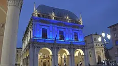 Palazzo Loggia illuminato di blu - © www.giornaledibrescia.it