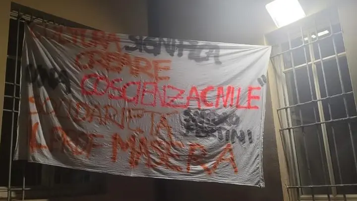 Lo striscione realizzato dagli studenti in segno di solidarietà al prof Masera - © www.giornaledibrescia.it