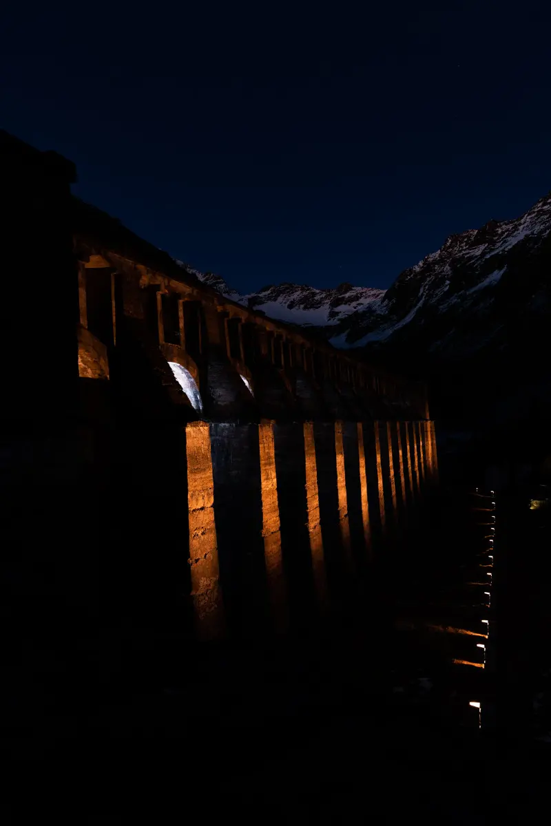 Le luci blu per ricordare il disastro della diga del Gleno