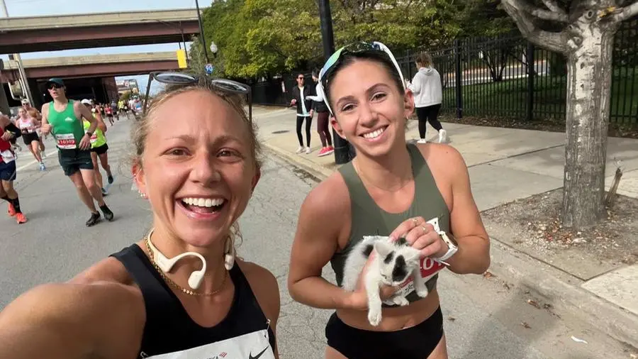 Sarah Bohan tiene in braccio il gattino salvato durante la maratona - Foto Facebook/PAWS Chicago