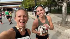 Sarah Bohan tiene in braccio il gattino salvato durante la maratona - Foto Facebook/PAWS Chicago