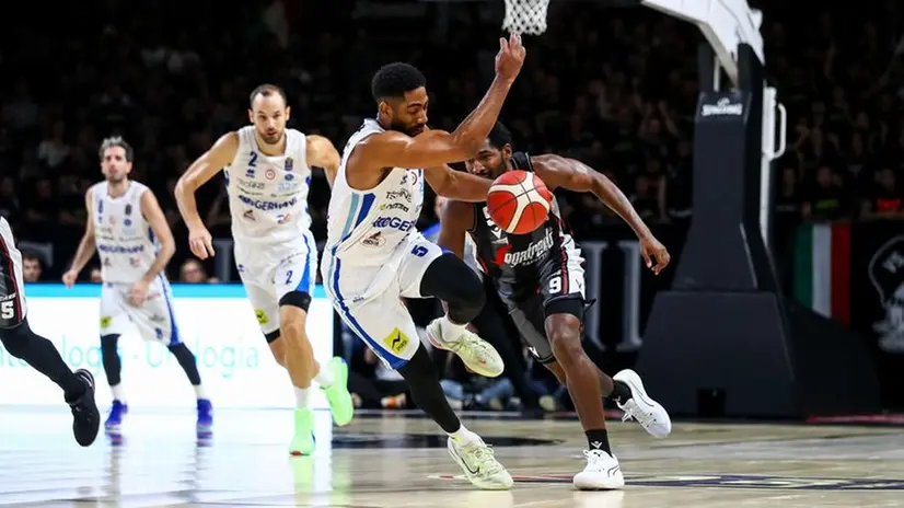 C.J. Massinburg nel match con la Virtus Bologna - Foto Bianca Costantini/Ciamillo-Castoria