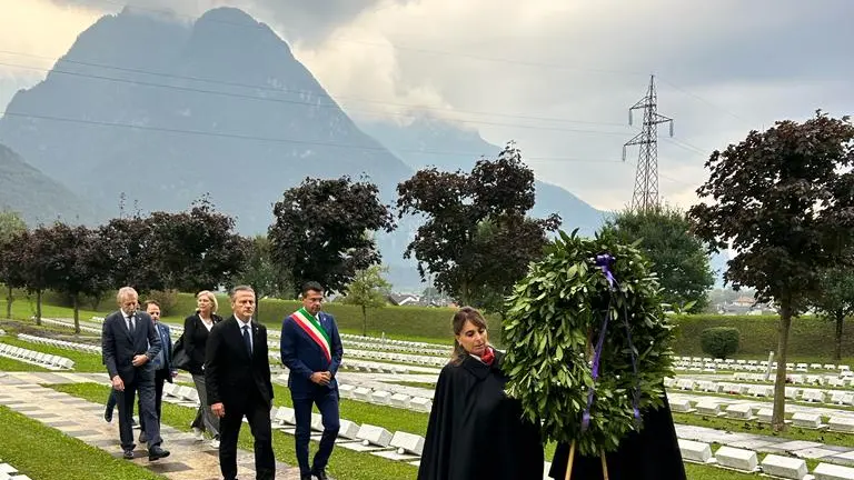 comunicato-stampa-deposta-oggi-la-corona-d-alloro-nel-cimitero-di