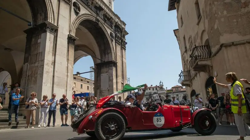 Il passaggio della Mille Miglia in centro città - Foto © www.giornaledibrescia.it