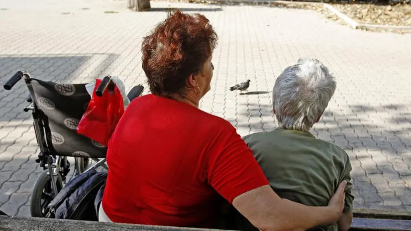 Badante accudisce un'anziana - © www.giornaledibrescia.it