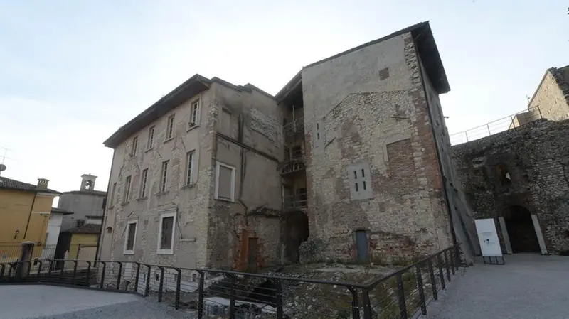 Palazzo Maggi dal lato del Teatro Romano - Foto Marco Ortogni Neg © www.giornaledibrescia.it