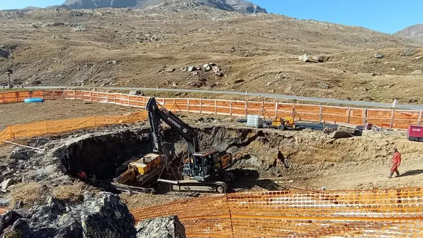 Il cantiere al lago Bianco in una foto del 3 ottobre - Foto da Facebook Salviamo il Lago Bianco