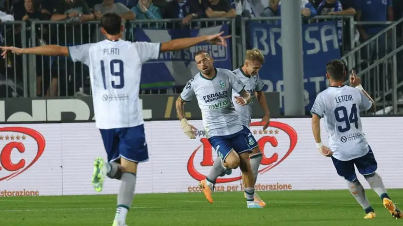 Il gol di Andrea La Mantia nel derby contro il Brescia - Foto New Reporter Comincini © www.giornaledibrescia.it