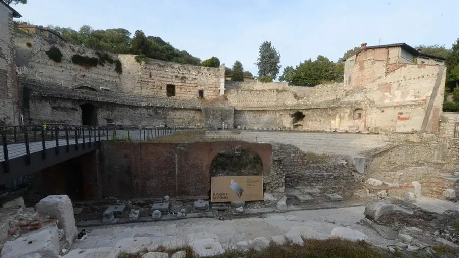 Teatro Romano, Palazzo Maggi Gambara e Capitolium
