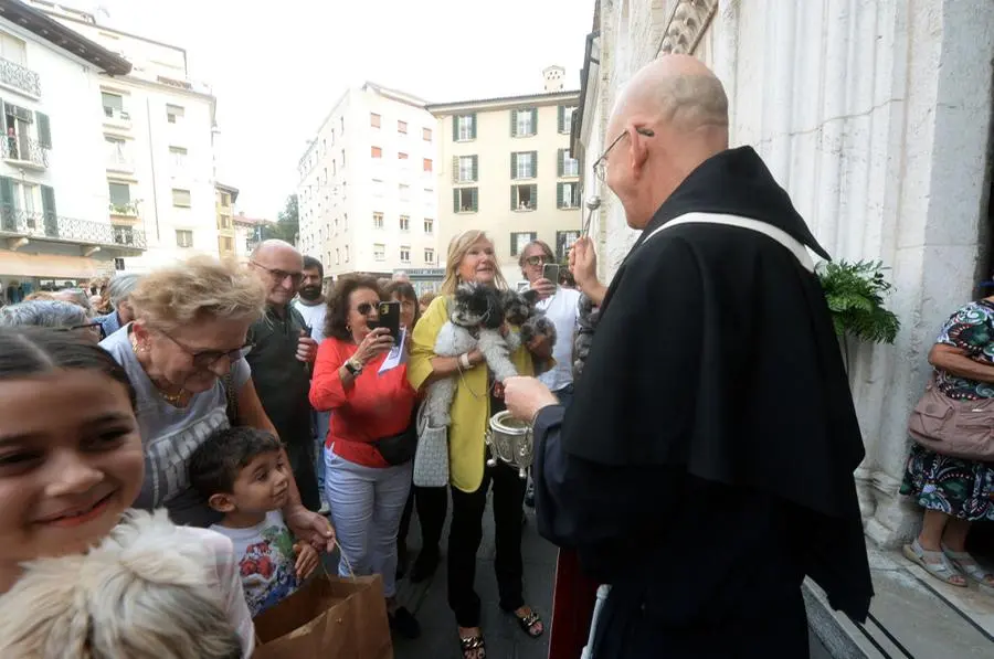 La benedizione degli animali sul sagrato della chiesa di San Francesco