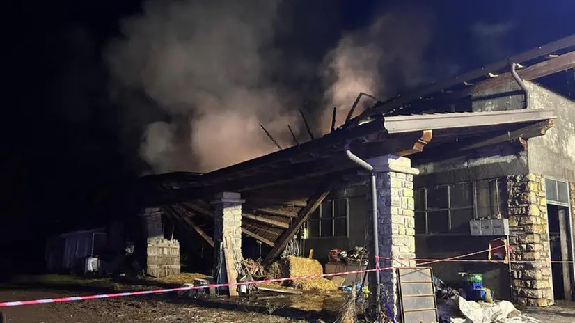 La cascina andata a fuoco a Borno