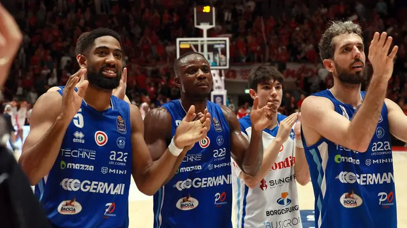 CJ Massinburg, David Reginald Cournooh e Amedeo Della Valle: esultanza dopo la vittoria di Pistoia - Foto Stefano D'Errico/Ciamillo-Castoria