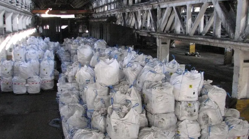 Una parte dei rifiuti è stata collocata nei big-bags e stoccata all’interno del capannone © www.giornaledibrescia.it