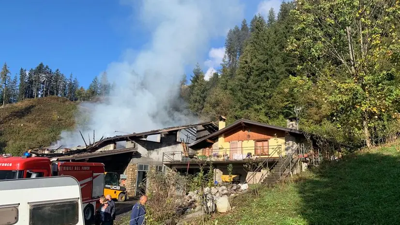 A Borno a cascina coinvolta dall'incendio