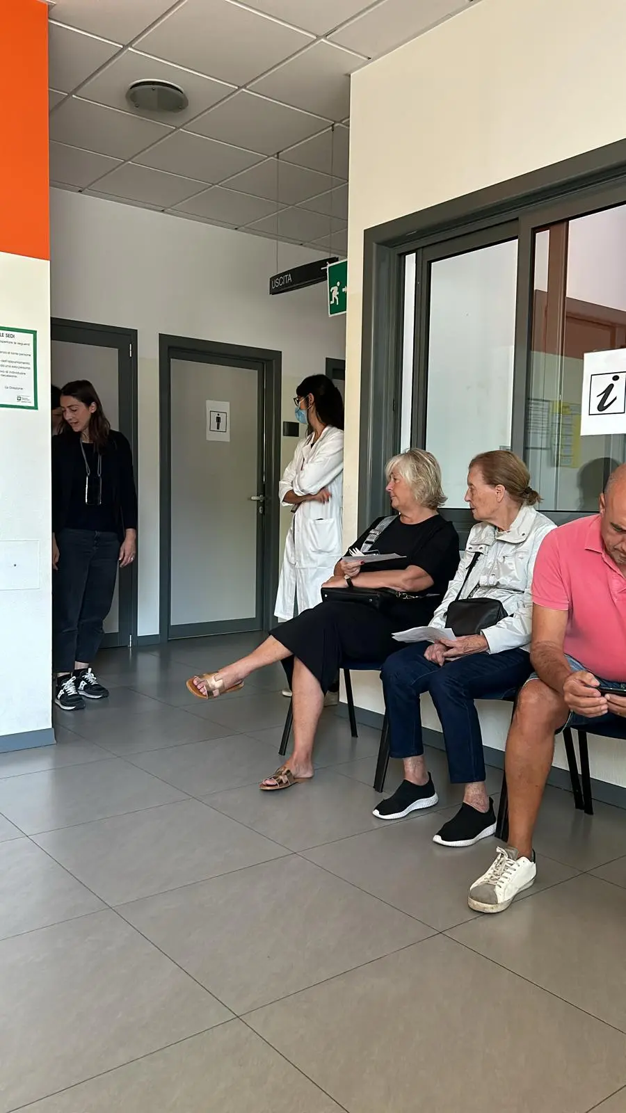 In attesa della vaccinazione al centro vaccinale di via Acerbi