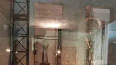 Oggetti esposti nella bottega dello spadaio al museo