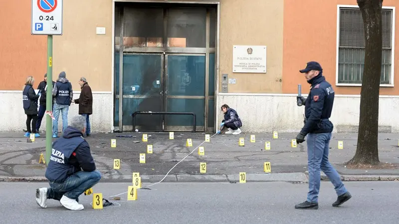 I rilievi dopo l'attentato alla Polgai