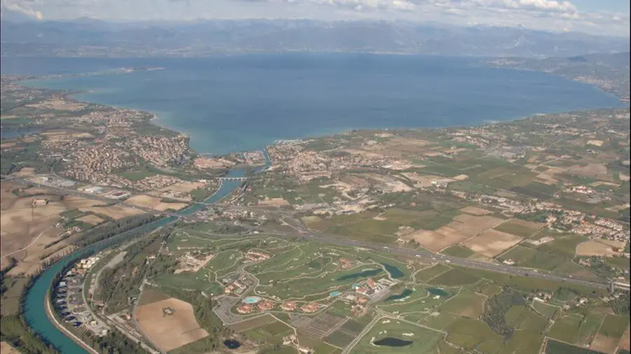 Una visione dall'alto con il fiume Mincio e il depuratore di Peschiera - Foto © www.giornaledibrescia.it