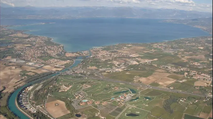 Una visione dall'alto con il fiume Mincio e il depuratore di Peschiera - Foto © www.giornaledibrescia.it