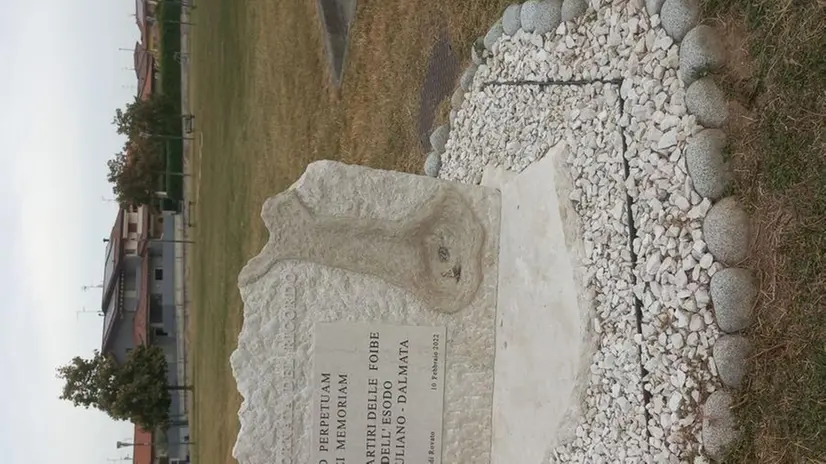 Il cippo di Rovato vandalizzato - © www.giornaledibrescia.it