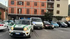 Le pattuglie della Polizia Locale e dei Carabinieri intervenute a Gardone - © www.giornaledibrescia.it