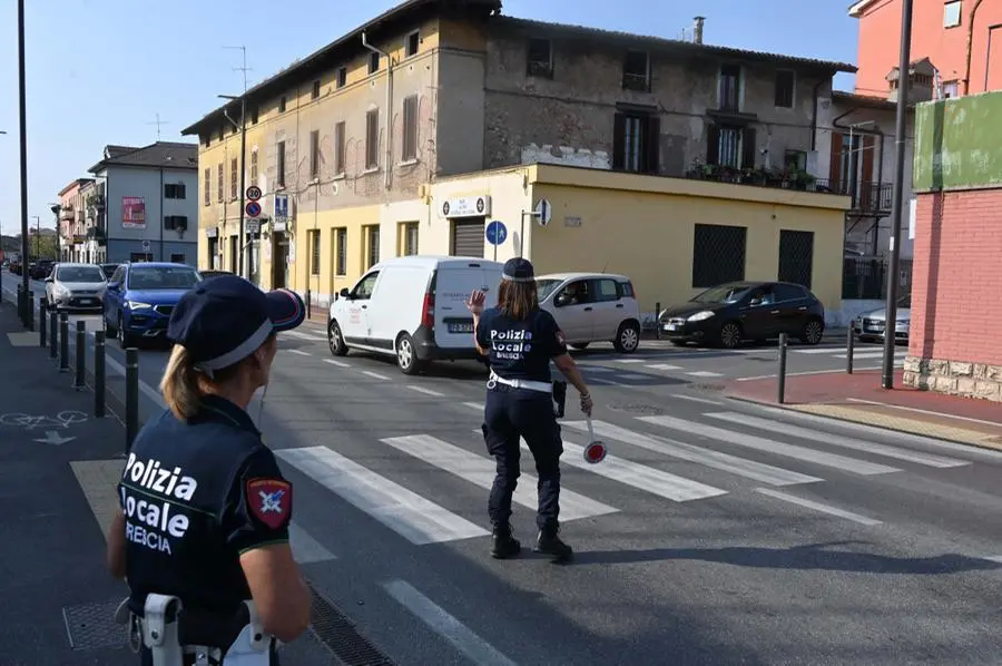 I controlli della Polizia locale di Brescia in via Milano
