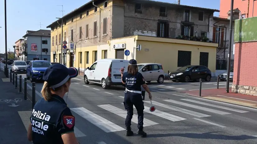 I controlli della Polizia locale di Brescia in via Milano