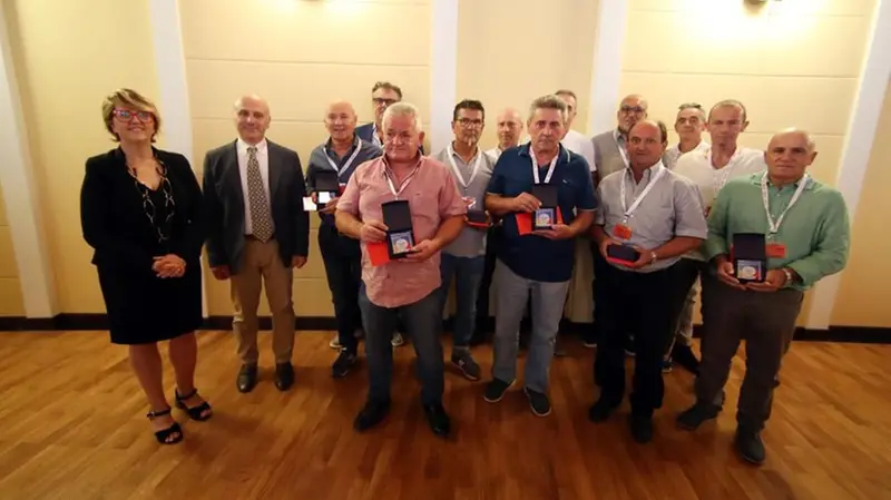 Alcuni operai premiati in via Garzetta © www.giornaledibrescia.it