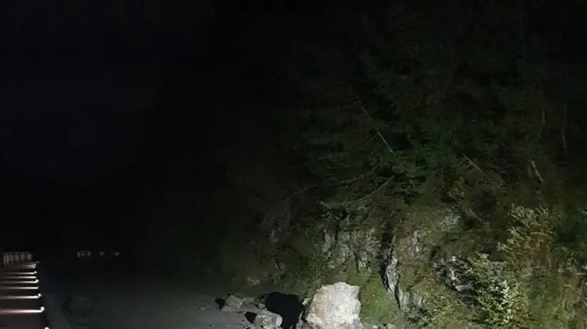 Il masso calcareo è caduto sulla carreggiata di via Vantone a Idro