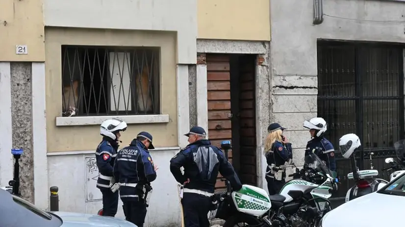 Lo sgombero all'ex albergo Fornaci in via Corsica
