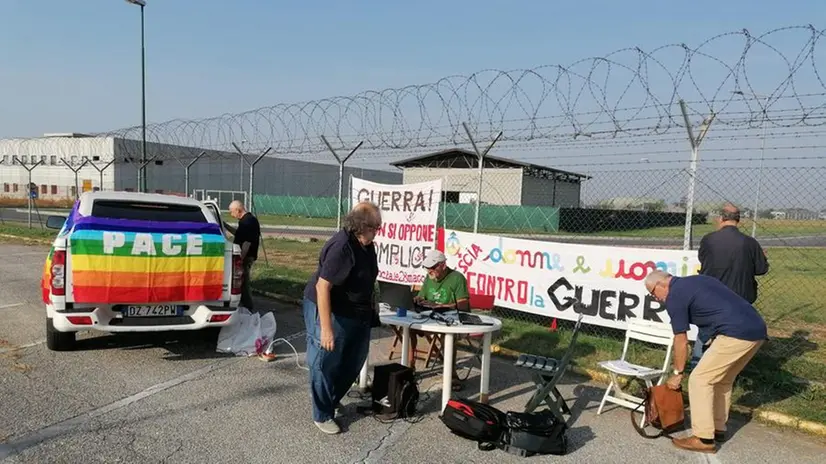 Pacifisti fuori dalla base militare di Ghedi