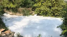 La schiuma bianca riversata nel fiume Mella