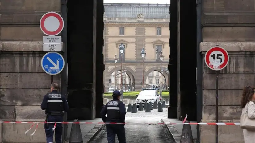 Il Louvre blindato per l'allerta terrorismo pochi giorni fa - Foto Ansa © www.giornaledibrescia.it