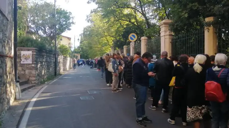 Più di mille persone in coda per la visita a Villa Feltrinelli a Gargnano