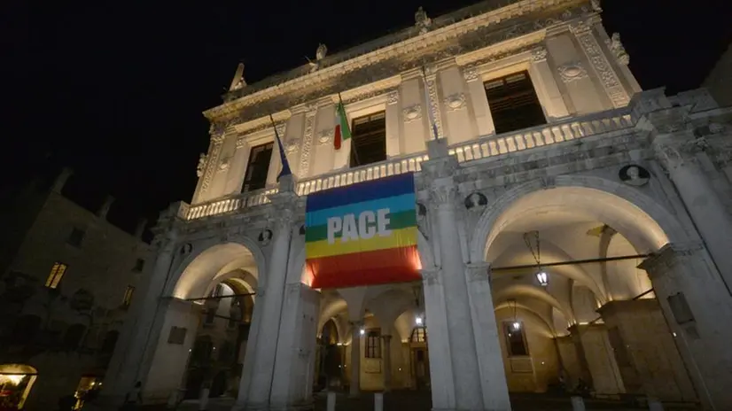 La bandiera della pace sulla facciata di Palazzo Loggia
